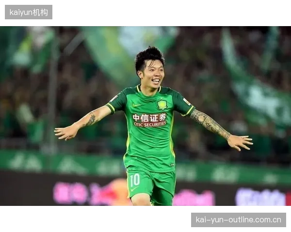 张稀哲凭借精准传球撕开对手防线,再次证明了其在北京国安战术中的核心地位。 张稀哲凭借精准传球撕开对手防线,再次证明了其在北京国安战术中的核心地位。
